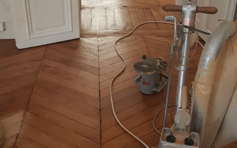 Photo d'une ponceuse de parquet dans un appartement à Paris