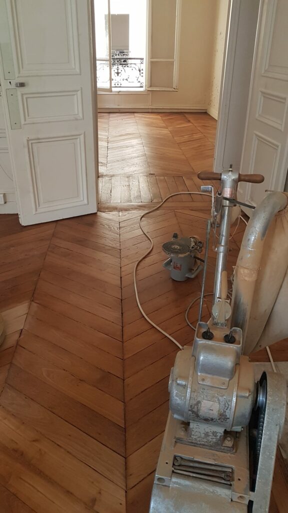 Photo d'une ponceuse de parquet dans un appartement à Paris
